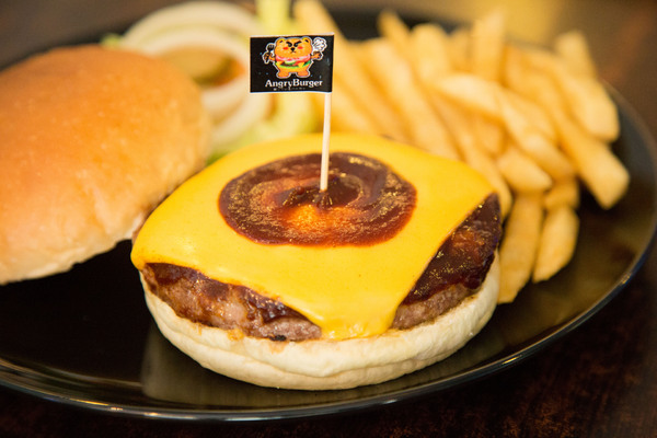 Angry Burger  美式餐廳：[台南]美式漢堡大口咬 夜貓族也吃的到的漢堡 Angry Burger 美式餐廳