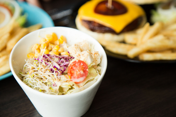 Angry Burger  美式餐廳：[台南]美式漢堡大口咬 夜貓族也吃的到的漢堡 Angry Burger 美式餐廳