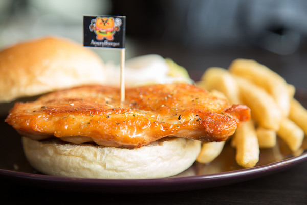 Angry Burger  美式餐廳：[台南]美式漢堡大口咬 夜貓族也吃的到的漢堡 Angry Burger 美式餐廳