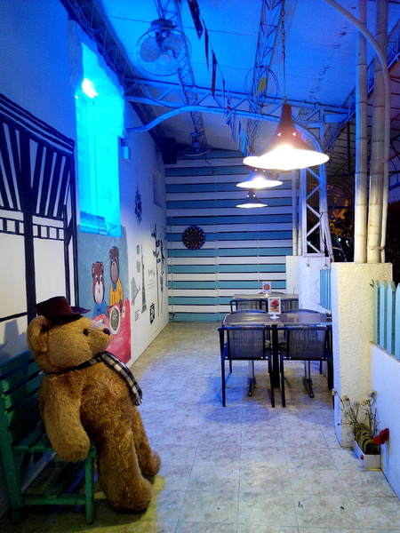 Angry Burger 美式餐廳:【臺南Ω東區】Angry Burger美式餐廳。吃了會開心,「堡」你不會「憤怒」的大分量美式漢堡