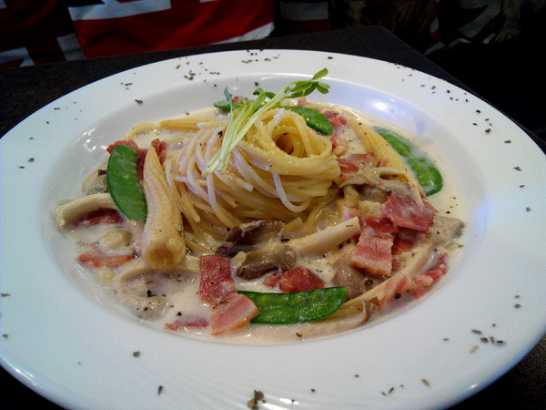 Angry Burger 美式餐廳:【臺南Ω東區】Angry Burger美式餐廳。吃了會開心,「堡」你不會「憤怒」的大分量美式漢堡