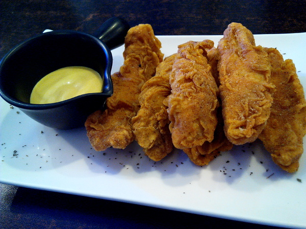 Angry Burger 美式餐廳:【臺南Ω東區】Angry Burger美式餐廳。吃了會開心,「堡」你不會「憤怒」的大分量美式漢堡