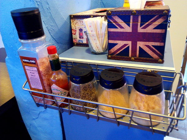 Angry Burger 美式餐廳:【臺南Ω東區】Angry Burger美式餐廳。吃了會開心,「堡」你不會「憤怒」的大分量美式漢堡