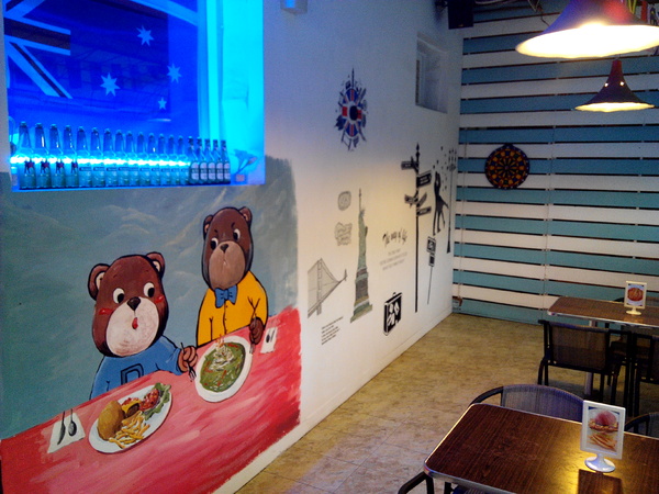 Angry Burger 美式餐廳:【臺南Ω東區】Angry Burger美式餐廳。吃了會開心,「堡」你不會「憤怒」的大分量美式漢堡