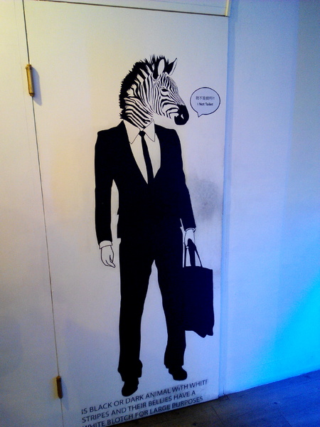 Angry Burger 美式餐廳:【臺南Ω東區】Angry Burger美式餐廳。吃了會開心,「堡」你不會「憤怒」的大分量美式漢堡