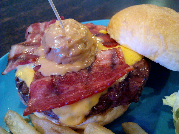 Angry Burger 美式餐廳:【臺南Ω東區】Angry Burger美式餐廳。吃了會開心,「堡」你不會「憤怒」的大分量美式漢堡