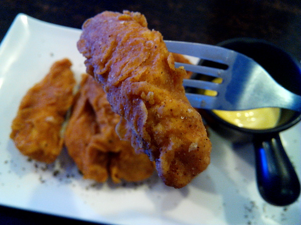 Angry Burger 美式餐廳:【臺南Ω東區】Angry Burger美式餐廳。吃了會開心,「堡」你不會「憤怒」的大分量美式漢堡