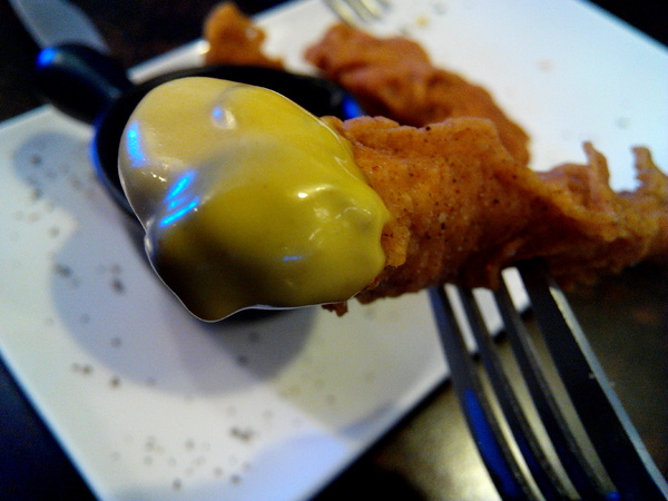 Angry Burger 美式餐廳:【臺南Ω東區】Angry Burger美式餐廳。吃了會開心,「堡」你不會「憤怒」的大分量美式漢堡