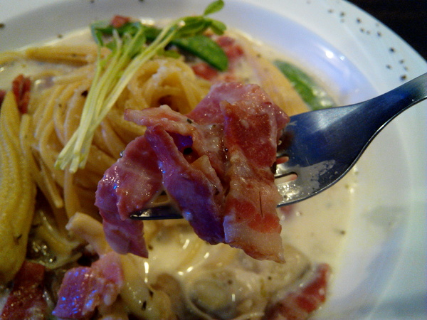 Angry Burger 美式餐廳:【臺南Ω東區】Angry Burger美式餐廳。吃了會開心,「堡」你不會「憤怒」的大分量美式漢堡