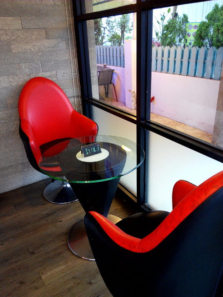 Angry Burger 美式餐廳:【臺南Ω東區】Angry Burger美式餐廳。吃了會開心,「堡」你不會「憤怒」的大分量美式漢堡