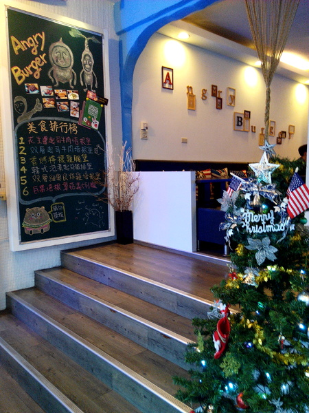 Angry Burger 美式餐廳:【臺南Ω東區】Angry Burger美式餐廳。吃了會開心,「堡」你不會「憤怒」的大分量美式漢堡