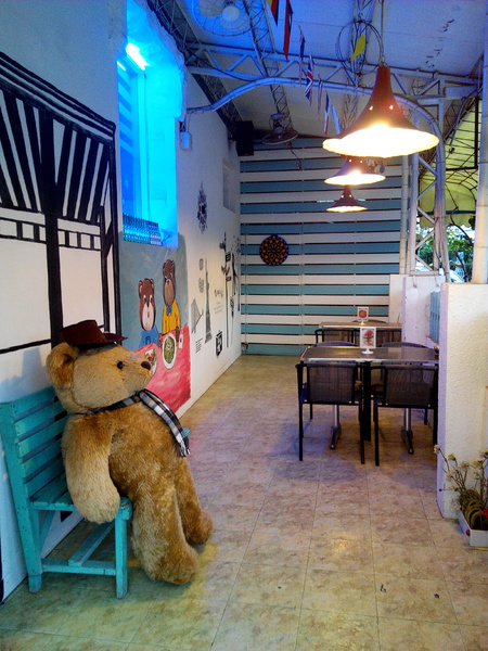 Angry Burger 美式餐廳:【臺南Ω東區】Angry Burger美式餐廳。吃了會開心,「堡」你不會「憤怒」的大分量美式漢堡