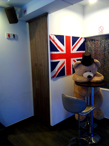 Angry Burger 美式餐廳:【臺南Ω東區】Angry Burger美式餐廳。吃了會開心,「堡」你不會「憤怒」的大分量美式漢堡