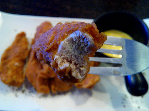 Angry Burger 美式餐廳:【臺南Ω東區】Angry Burger美式餐廳。吃了會開心,「堡」你不會「憤怒」的大分量美式漢堡