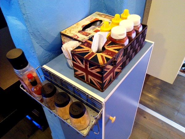 Angry Burger 美式餐廳:【臺南Ω東區】Angry Burger美式餐廳。吃了會開心,「堡」你不會「憤怒」的大分量美式漢堡