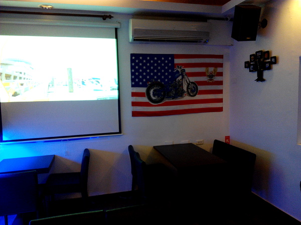 Angry Burger 美式餐廳:【臺南Ω東區】Angry Burger美式餐廳。吃了會開心,「堡」你不會「憤怒」的大分量美式漢堡