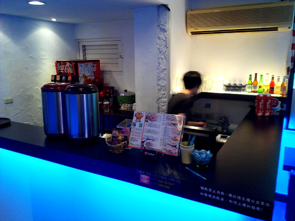 Angry Burger 美式餐廳:【臺南Ω東區】Angry Burger美式餐廳。吃了會開心,「堡」你不會「憤怒」的大分量美式漢堡