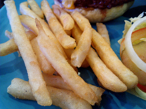 Angry Burger 美式餐廳:【臺南Ω東區】Angry Burger美式餐廳。吃了會開心,「堡」你不會「憤怒」的大分量美式漢堡