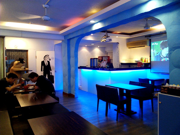 Angry Burger 美式餐廳:【臺南Ω東區】Angry Burger美式餐廳。吃了會開心,「堡」你不會「憤怒」的大分量美式漢堡