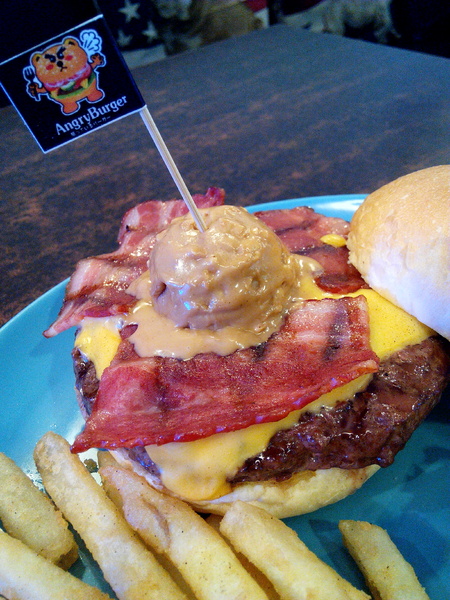Angry Burger 美式餐廳:【臺南Ω東區】Angry Burger美式餐廳。吃了會開心,「堡」你不會「憤怒」的大分量美式漢堡