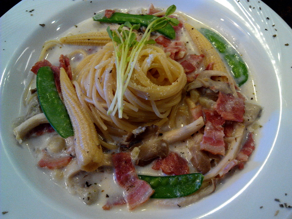 Angry Burger 美式餐廳:【臺南Ω東區】Angry Burger美式餐廳。吃了會開心,「堡」你不會「憤怒」的大分量美式漢堡