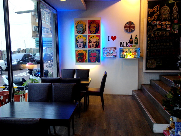 Angry Burger 美式餐廳:【臺南Ω東區】Angry Burger美式餐廳。吃了會開心,「堡」你不會「憤怒」的大分量美式漢堡