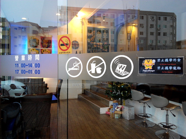 Angry Burger 美式餐廳:【臺南Ω東區】Angry Burger美式餐廳。吃了會開心,「堡」你不會「憤怒」的大分量美式漢堡