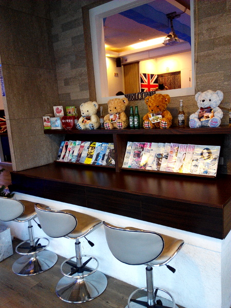 Angry Burger 美式餐廳:【臺南Ω東區】Angry Burger美式餐廳。吃了會開心,「堡」你不會「憤怒」的大分量美式漢堡