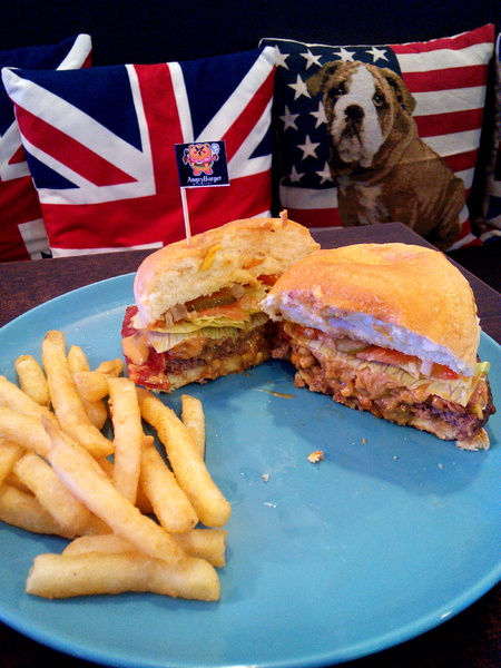 Angry Burger 美式餐廳:【臺南Ω東區】Angry Burger美式餐廳。吃了會開心,「堡」你不會「憤怒」的大分量美式漢堡