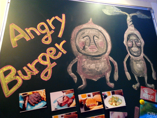 Angry Burger 美式餐廳:【臺南Ω東區】Angry Burger美式餐廳。吃了會開心,「堡」你不會「憤怒」的大分量美式漢堡