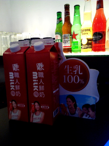 Angry Burger 美式餐廳:【臺南Ω東區】Angry Burger美式餐廳。吃了會開心,「堡」你不會「憤怒」的大分量美式漢堡