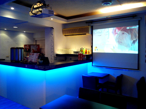 Angry Burger 美式餐廳:【臺南Ω東區】Angry Burger美式餐廳。吃了會開心,「堡」你不會「憤怒」的大分量美式漢堡