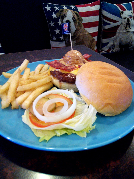 Angry Burger 美式餐廳:【臺南Ω東區】Angry Burger美式餐廳。吃了會開心,「堡」你不會「憤怒」的大分量美式漢堡