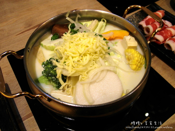 老樂灣:〖台中│美食〗老樂灣 ❤ 採用新鮮食材,手工熬煮湯頭,無添加化學添加物,鍋物澎派,湯頭美味,均一價只要180元!!