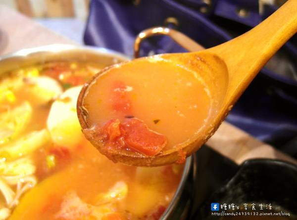 老樂灣:〖台中│美食〗老樂灣 ❤ 採用新鮮食材,手工熬煮湯頭,無添加化學添加物,鍋物澎派,湯頭美味,均一價只要180元!!