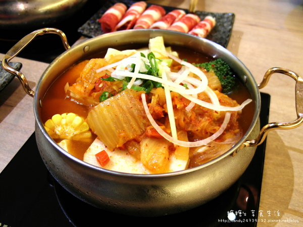 老樂灣:〖台中│美食〗老樂灣 ❤ 採用新鮮食材,手工熬煮湯頭,無添加化學添加物,鍋物澎派,湯頭美味,均一價只要180元!!