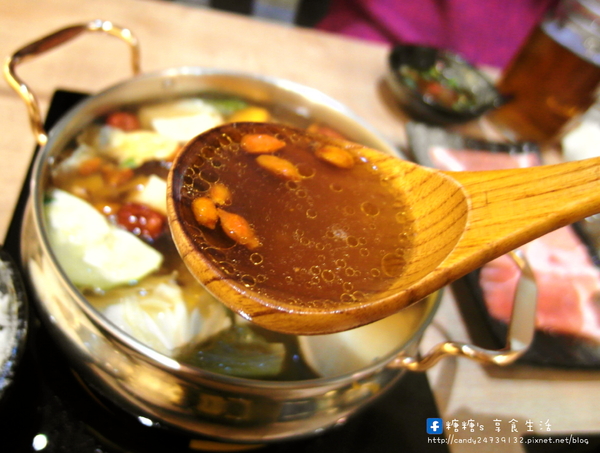 老樂灣:〖台中│美食〗老樂灣 ❤ 採用新鮮食材,手工熬煮湯頭,無添加化學添加物,鍋物澎派,湯頭美味,均一價只要180元!!