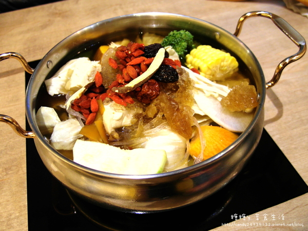 老樂灣:〖台中│美食〗老樂灣 ❤ 採用新鮮食材,手工熬煮湯頭,無添加化學添加物,鍋物澎派,湯頭美味,均一價只要180元!!