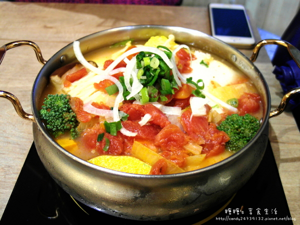 老樂灣:〖台中│美食〗老樂灣 ❤ 採用新鮮食材,手工熬煮湯頭,無添加化學添加物,鍋物澎派,湯頭美味,均一價只要180元!!