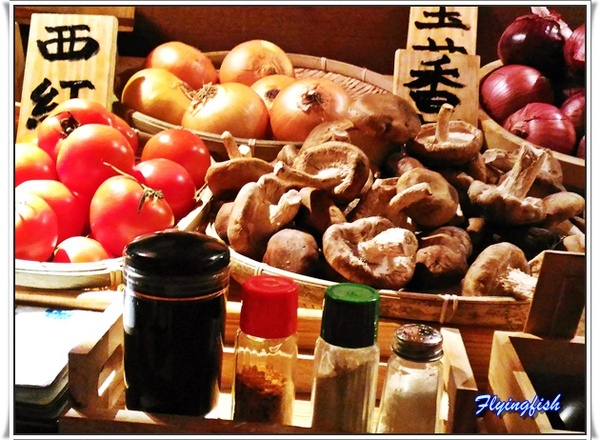 丸太。屋台風浜燒場： ✜ 以新鮮食材溫暖客人滴胃,基隆船槳送菜(爐端燒)有趣初體驗底加啦 !! - 基隆「丸太．屋台風浜燒場」♪♫♩♬ ♪ ♥～…