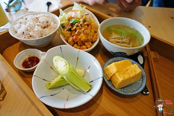 里海cafe'：【食記】宜蘭礁溪 里海Cafe' 日式和風簡餐定食 咖啡輕食下午茶 時令海鮮漁獲新鮮美味