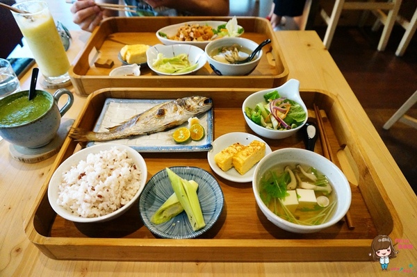 里海cafe'：【食記】宜蘭礁溪 里海Cafe' 日式和風簡餐定食 咖啡輕食下午茶 時令海鮮漁獲新鮮美味