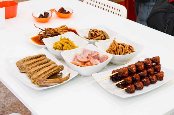 【桃園小吃】滷味城-五星級鑽石級冷滷味實體店面底桃園！試吃到滿意再買．桃園冰鎮滷味/桃園蜜汁七里香/宅配團購人氣店/lamigo應猿店