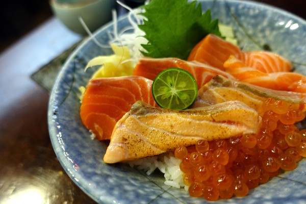 畔の食堂：(胖樺食記)台北市八德路高CP值日式料理「畔の食堂」，捷運南京東路美食NT. 200就可大啖海鮮丼飯(含完整菜單)