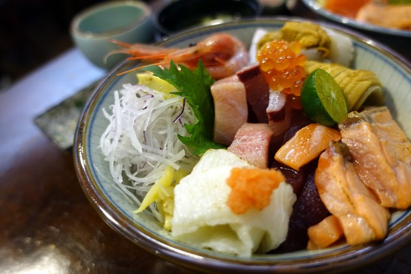 畔の食堂：(胖樺食記)台北市八德路高CP值日式料理「畔の食堂」，捷運南京東路美食NT. 200就可大啖海鮮丼飯(含完整菜單)