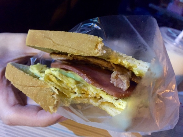 姊妹豆漿攤：[台南]食尚玩家推薦 府城宵夜場 姊妹豆漿攤