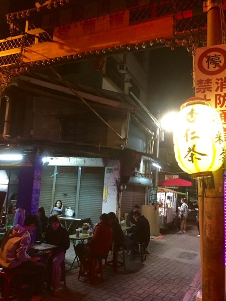 姊妹豆漿攤：[台南]食尚玩家推薦 府城宵夜場 姊妹豆漿攤