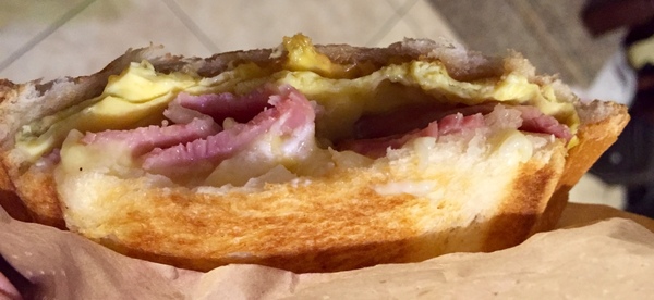 窗口吐司：[台南]熱壓吐司宵夜場 甜鹹口味大滿足 窗口吐司