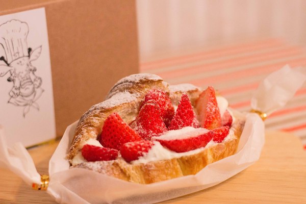 小鹿家：[台南]冬季限定。草莓可頌 網路人氣甜點 小鹿家