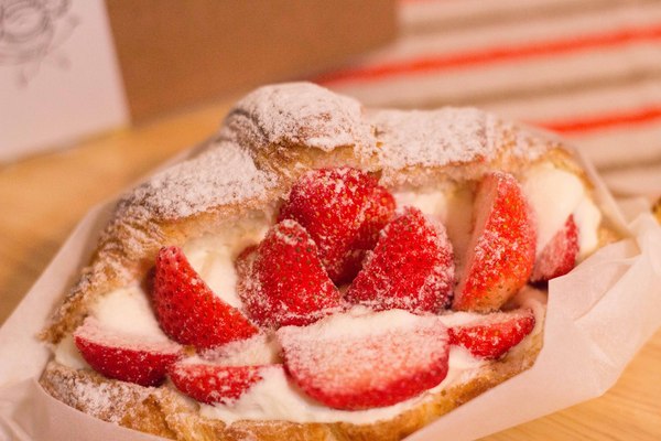 小鹿家：[台南]冬季限定。草莓可頌 網路人氣甜點 小鹿家